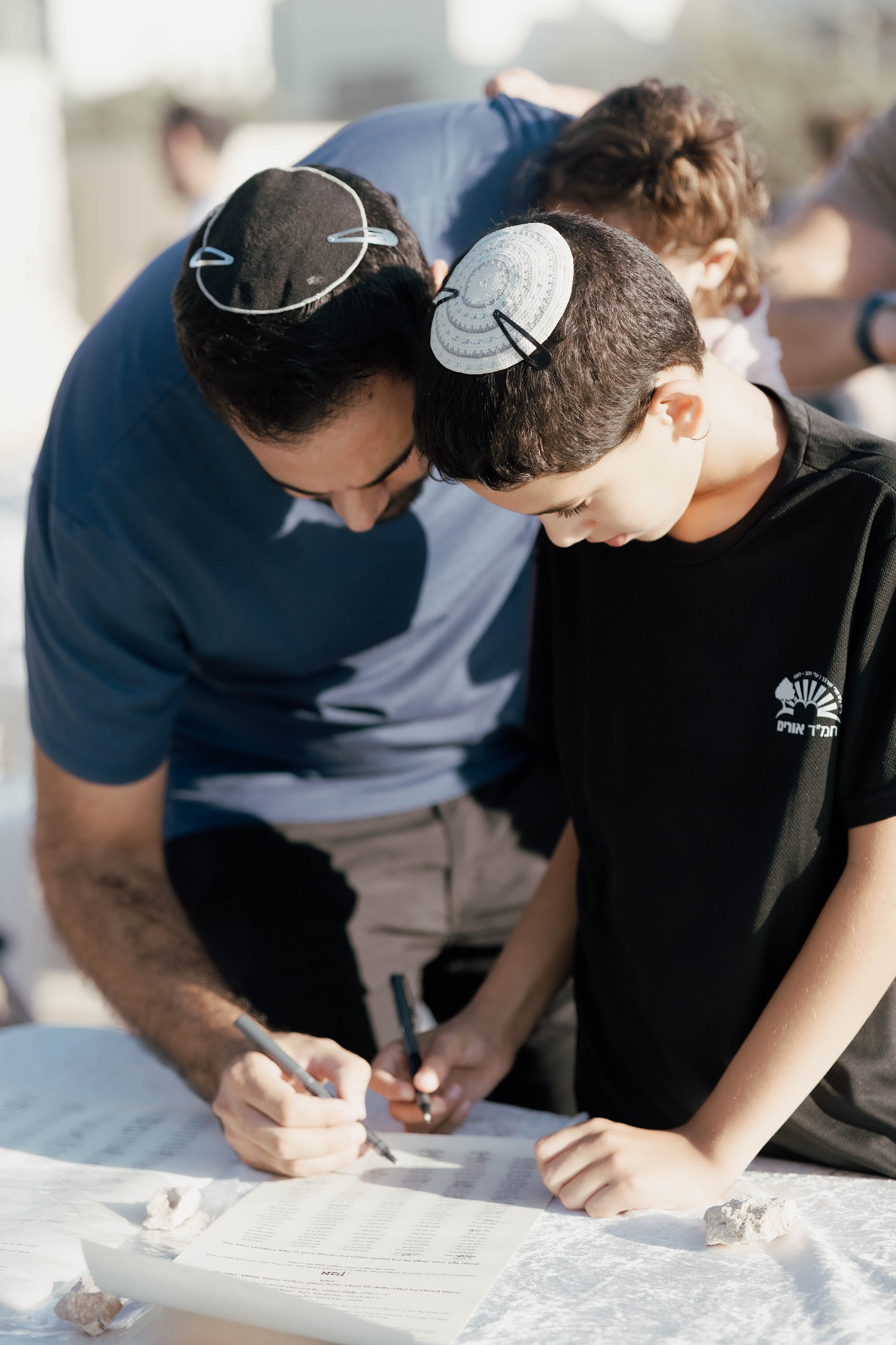 תמונה 11: מתוך טקס הנחת אבן הפינה לבית הכנסת משכן אחים בגבעה המערבית בלשם